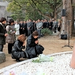 慰霊碑に献花する遺族ら＝神戸大六甲台キャンパス