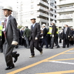 ヘルメット姿で避難訓練に臨む神戸製鋼所グループの従業員ら＝神戸市中央区脇浜町２