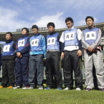 半旗に向かって黙とうするオリックスの松葉（右から４人目）ら