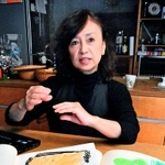 百合さんのお絵かきや日記を前に、娘への思いを語る中北富代さん＝西宮市大井手町（撮影・笠原次郎）