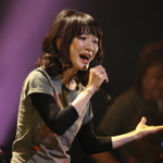 神戸への思いを込めて熱唱する平松愛理さん＝新神戸オリエンタル劇場（撮影・岡本好太郎）
