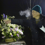 記念碑に刻まれた妻の名前を指さす細見昌一さん＝１７日午前６時１９分、西宮市奥畑、西宮震災記念碑公園（撮影・笠原次郎）