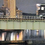 ライトアップされた武庫川中州の「生」＝16日午後６時４分、宝塚市内（撮影・笠原次郎）
