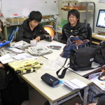 １７日の取材に向けて話し合う神戸大学ニュースネット委員会のメンバー＝神戸市灘区六甲台町、神戸大