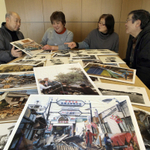 展示に向け、持ち寄った写真を整理する住民ら＝神戸市東灘区魚崎中町４