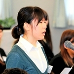 両親や兄への手紙を読む木原喜子さん＝神戸市東灘区本庄町１（撮影・峰大二郎）