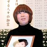 母の遺影を抱いて、１８年前を振り返る林田美由紀さん＝神戸市東灘区本庄町１（撮影・峰大二郎）