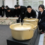 移動式のかまどベンチ。普段は木製カバーを付けてベンチに（奥）。災害時はカバーを外してかまどに＝兵庫県立舞子高校