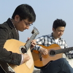 「詩と朗読と音楽の夕べ」に出演するマリオネットの湯浅隆さん（左）と吉田剛士さん