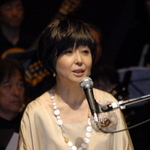 昨年仙台で開かれたコンサートで朗読する竹下さん。神戸から舞台を移し、被災者の思いを伝え続ける