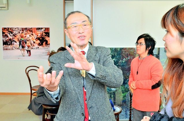 写真展の会場で、来場者と語る阿部さん＝西宮市甲子園口１（撮影・笠原次郎）