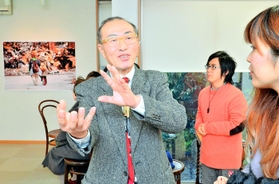 写真展の会場で、来場者と語る阿部さん＝西宮市甲子園口１（撮影・笠原次郎）