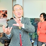 写真展の会場で、来場者と語る阿部さん＝西宮市甲子園口１（撮影・笠原次郎）