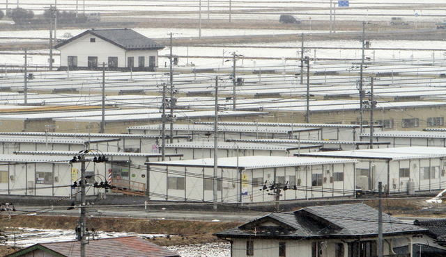 雪に覆われる仮設住宅団地。今冬は氷点下１０度を下回る日もあった＝宮城県亘理町（撮影・斎藤雅志）