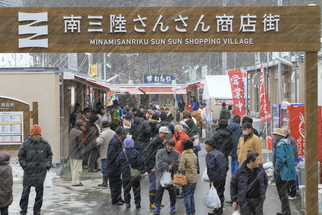 再出発を切った仮設商店街。愛称は「南三陸さんさん商店街」。正念場はこれからだ＝宮城県南三陸町（撮影・斎藤雅志） 
