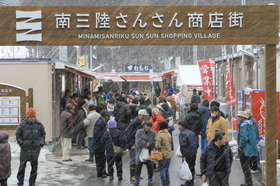 再出発を切った仮設商店街。愛称は「南三陸さんさん商店街」。正念場はこれからだ＝宮城県南三陸町（撮影・斎藤雅志） 
