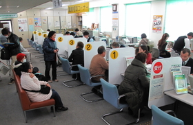 生きるために。仕事を求めて相談に訪れた失業者。希望の職に就く道のりは険しい＝岩手県釜石市新町、ハローワーク釜石
