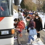 震災後に始まったスクールバス。被災地は願う。「たくましく育って」＝宮城県南三陸町歌津、伊里前小学校（撮影・斎藤雅志）