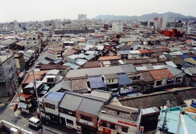 木造家屋や工場などが密集していた神戸市長田区南部＝１９９３年４月