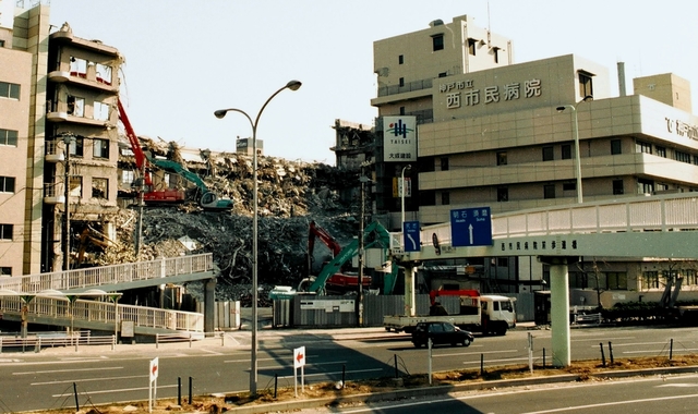 阪神・淡路大震災で全壊し、取り壊される西市民病院本館。新長田への移転計画が浮上したが、現地で再建された＝１９９５年４月７日、神戸市長田区一番町

