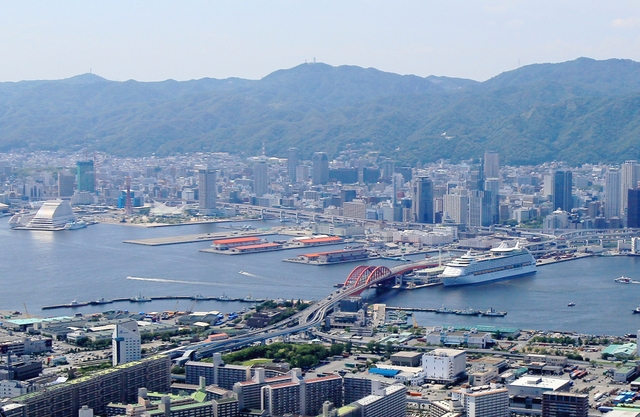 阪神・淡路大震災から復興した神戸の街。東日本大震災を踏まえ、津波への備えが急がれる＝神戸市中央区（撮影・笠原次郎） 
