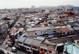 木造家屋や工場などが密集していた神戸市長田区南部＝１９９３年４月