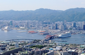 阪神・淡路大震災から復興した神戸の街。東日本大震災を踏まえ、津波への備えが急がれる＝神戸市中央区（撮影・笠原次郎） 
