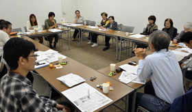 震災障害者の課題について話し合うＮＰＯ法人よろず相談室のメンバーら＝神戸市東灘区