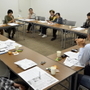震災障害者の課題について話し合うＮＰＯ法人よろず相談室のメンバーら＝神戸市東灘区