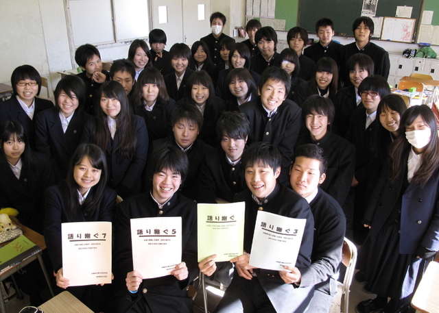 思いを冊子にまとめた環境防災科の９期生たち＝神戸市垂水区学が丘３、舞子高校