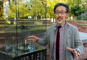 「希望の灯り」の前で、震災を語り継ぐ大切さを語る堀内正美さん＝神戸市中央区加納町６（撮影・吉田敦史）