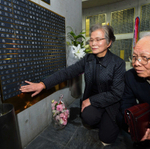 母親の銘板に触れる山本文子さん（左）と夫の恒雄さん＝１７日午後、神戸市中央区加納町６（撮影・宮路博志）