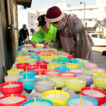 ろうそくを作るボランティアら＝２１日午前、神戸市灘区摩耶埠頭（撮影・神子素慎一）