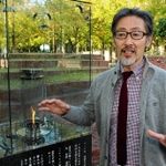 「希望の灯り」の前で、震災を語り継ぐ大切さを語る堀内正美さん＝神戸市中央区加納町６（撮影・吉田敦史）