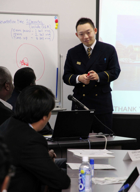 海外からの研修参加者に、自主防災の大切さを語る大津暢人さん＝神戸市中央区脇浜海岸通１、ＪＩＣＡ関西