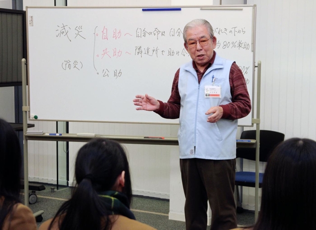 岩手県の高校生に、阪神・淡路大震災の経験を語る西村幸造さん＝神戸市中央区脇浜海岸通１、人と防災未来センター