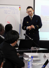 海外からの研修参加者に、自主防災の大切さを語る大津暢人さん＝神戸市中央区脇浜海岸通１、ＪＩＣＡ関西
