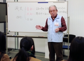 岩手県の高校生に、阪神・淡路大震災の経験を語る西村幸造さん＝神戸市中央区脇浜海岸通１、人と防災未来センター