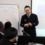 海外からの研修参加者に、自主防災の大切さを語る大津暢人さん＝神戸市中央区脇浜海岸通１、ＪＩＣＡ関西