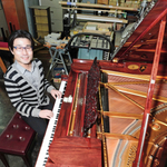 現役を続けるスタインウェイ。「ゆったりと伸びのある音が魅力」と磻田さん＝明石市二見町東二見（撮影・中西幸大）