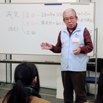 岩手県の高校生に、阪神・淡路大震災の経験を語る西村幸造さん＝神戸市中央区脇浜海岸通１、人と防災未来センター