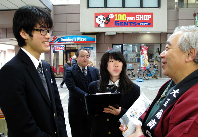 伊東理事長（右）から商店街の魅力を聞く生徒。延原教諭（左から２人目）も見守る＝神戸市長田区