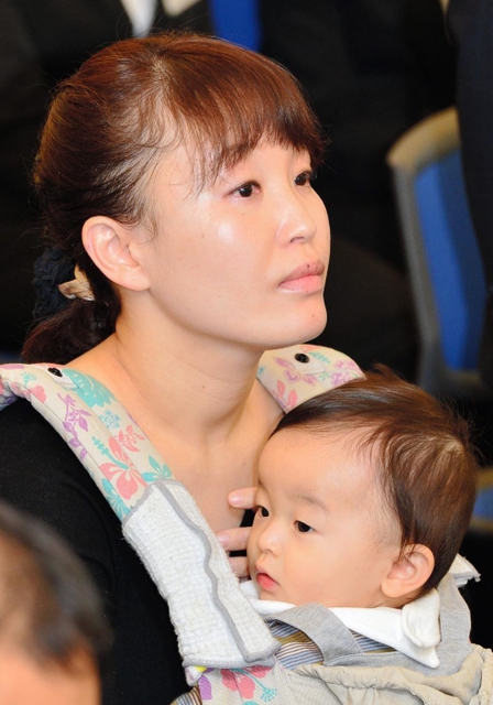 長男稟太朗ちゃんを抱き、母への手紙を朗読した近藤裕子さん