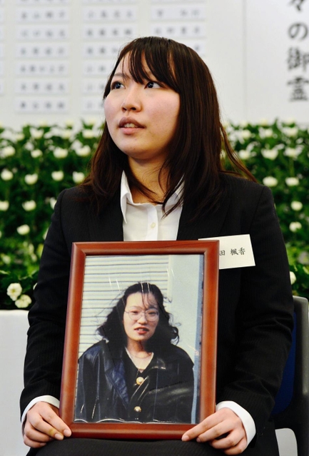 母の遺影を胸に、震災後の日々を振り返る浦田楓香さん＝神戸市東灘区本庄町１（撮影・宮路博志）