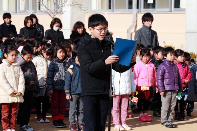 追悼式で自作の追悼文を読む精道小６年の米津凛くん＝１７日午前９時４０分、芦屋市精道町（撮影・辰巳直之）