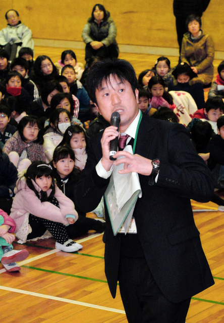 亡くなった３人の教え子について話す木下新吾さん＝１７日午前９時１３分、芦屋市立山手小学校（撮影・笠原次郎）