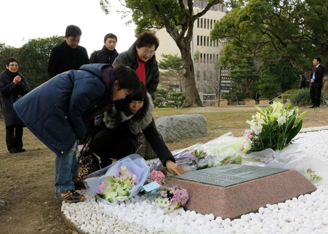 銘板に触れる岩瀬朗子さんと長男樹弘君＝神戸大六甲台キャンパス