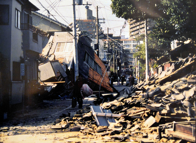 震災で大きな被害が出た西宮市千歳町＝１９９５年１月（沢田隆さん提供）