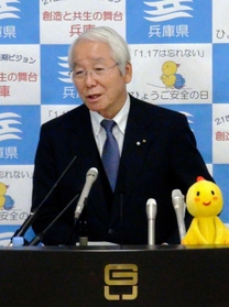 ２０１４年の抱負を語る井戸敏三知事＝兵庫県庁