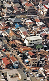 多くの建物が壊滅状態の芦屋市津知町＝１９９５年１月１８日